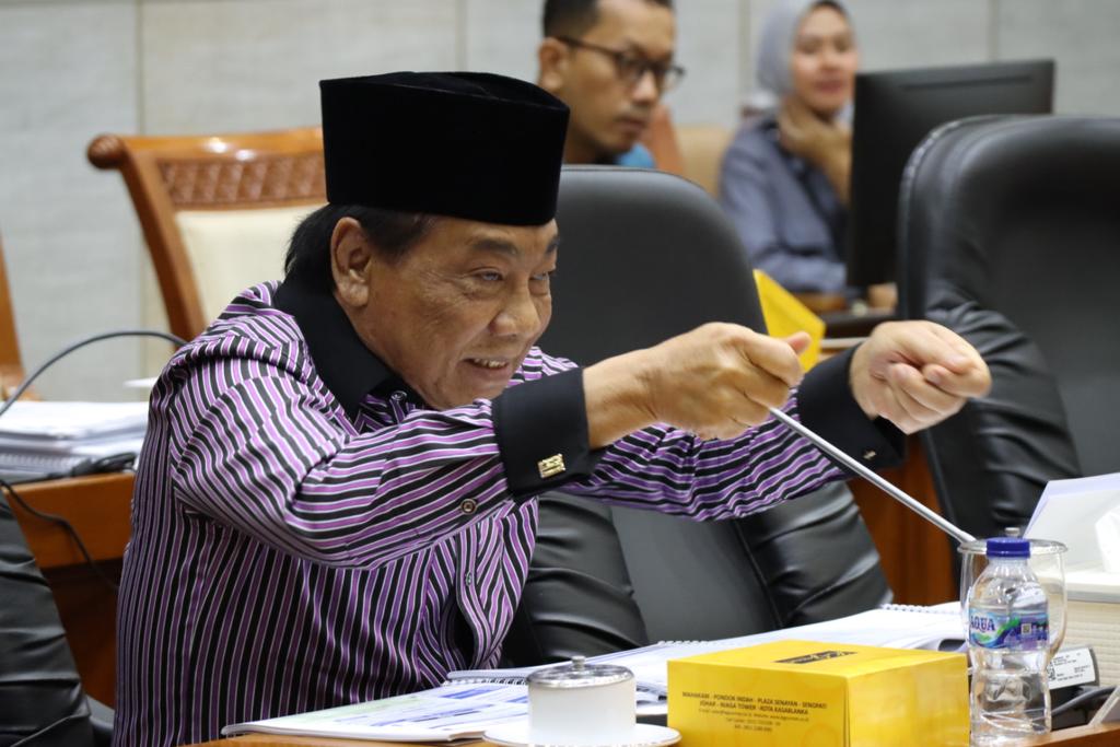 Wakil Ketua Komisi VIII DPR RI Laksdya. TNI (Purn) Moekhlas Sidiq mengemukakan pendapat dalam rapat kerja antara BNPB dengan Komisi VIII DPR RI di Kompleks Senayan, Jakarta Pusat, Selasa (30/5). Dalam rapat kerja tersebut Komisi VIII DPR RI menerima usulan anggaran BNPB untuk tahun 2024 senilai 1 triliyun rupiah.